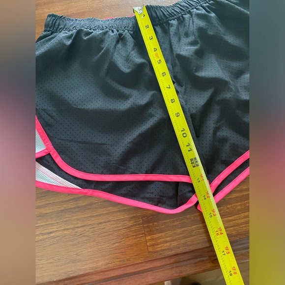 Womens Xersion shorts, size medium - Picture 3 of 5